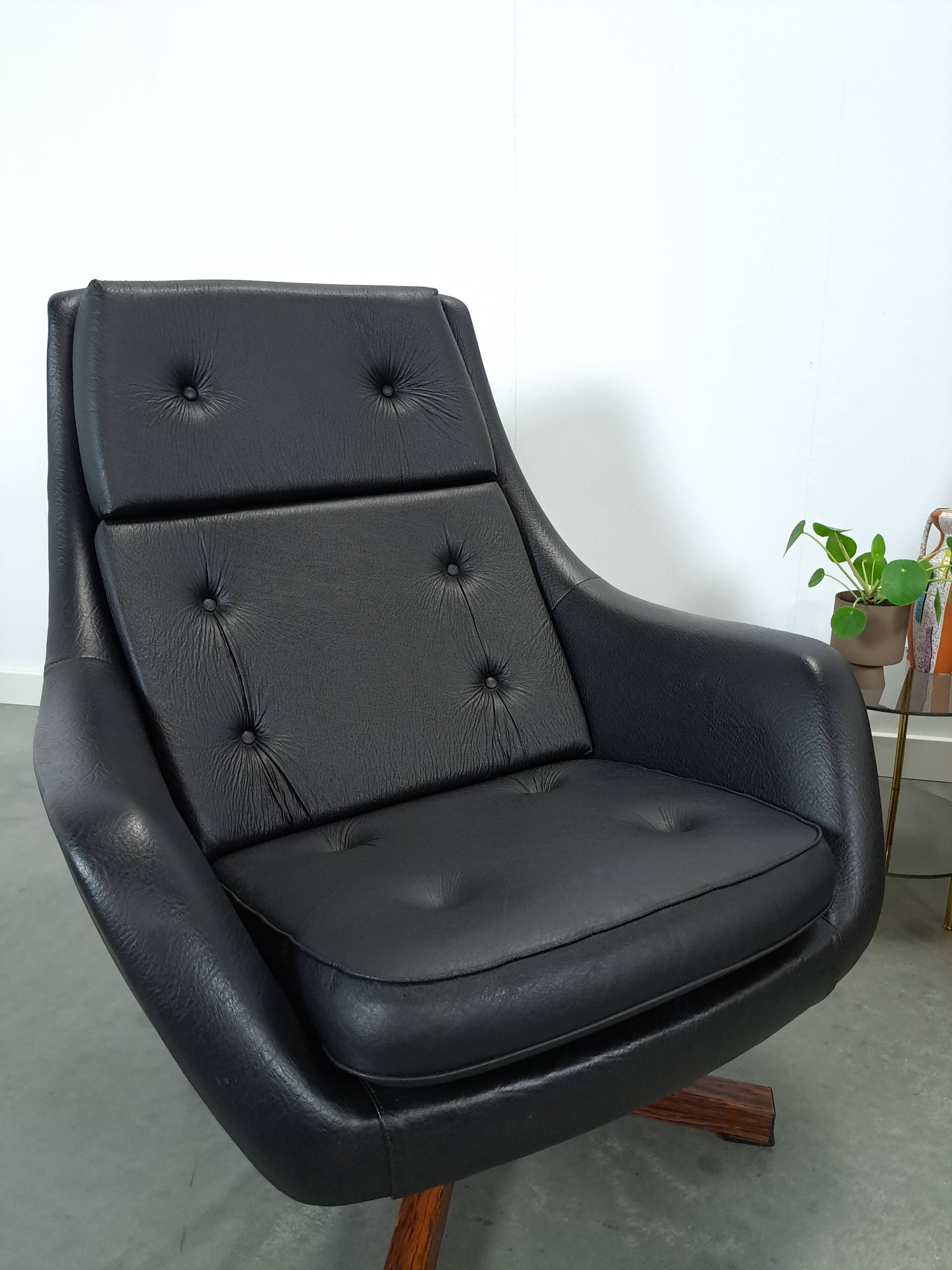 Fauteuil pivotant en similicuir noir provenant de Suède
