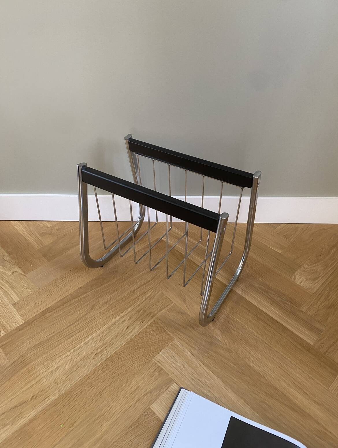 Porte-revues en métal chromé et bois noir