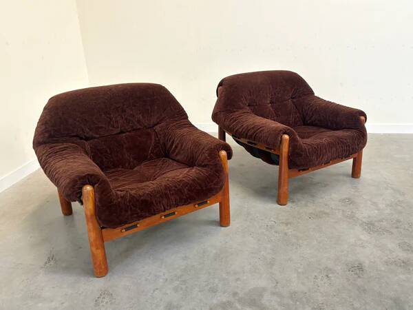 Set of mid-century lounge chairs in oak and teddy