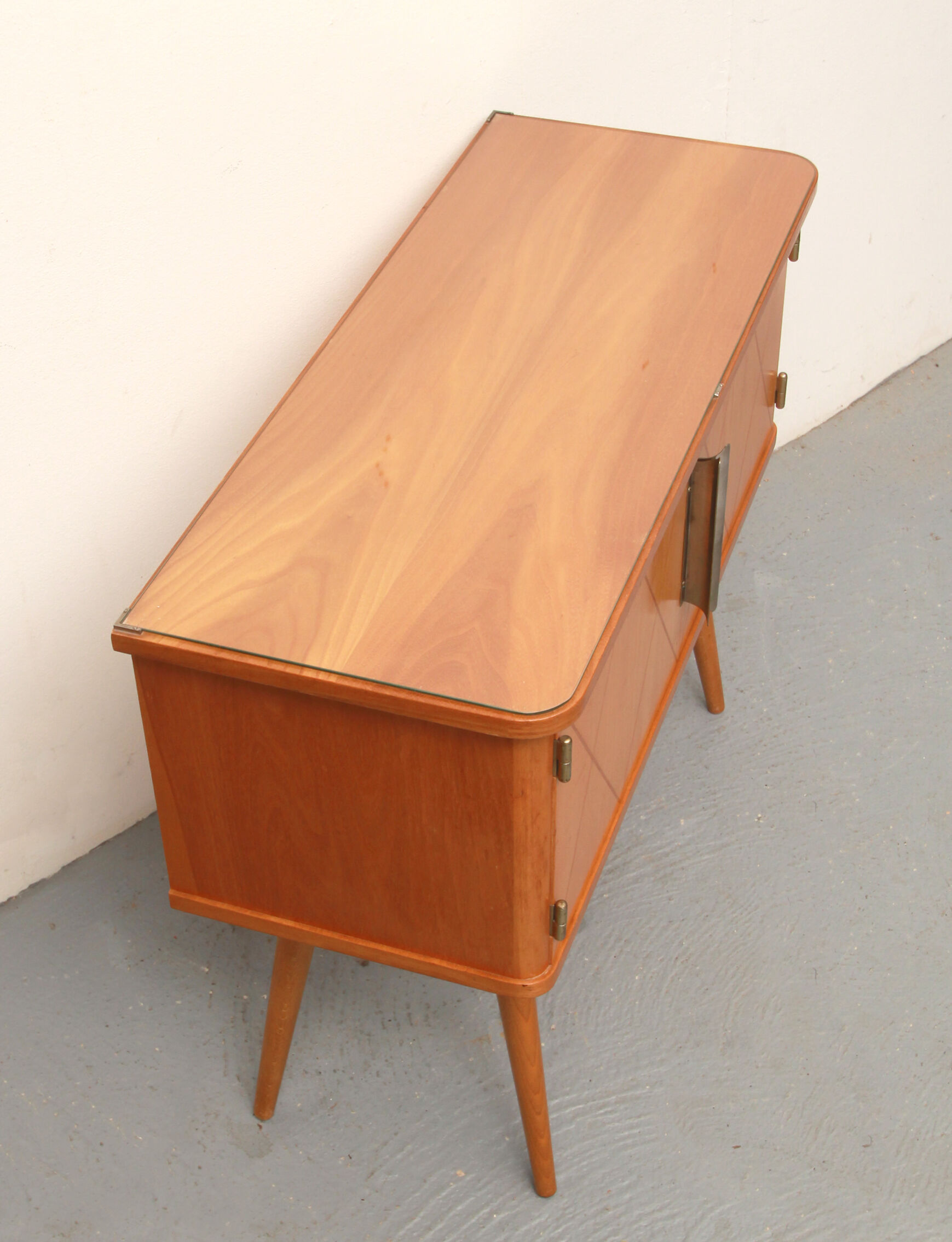Commode des années 1950 en frêne avec incrustations