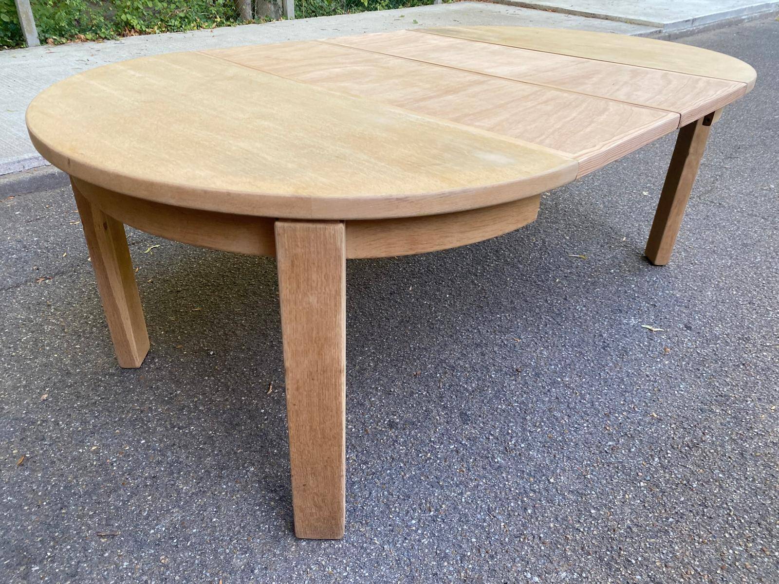 Table à manger scandinave ronde extensible décapée en chêne brut 1980