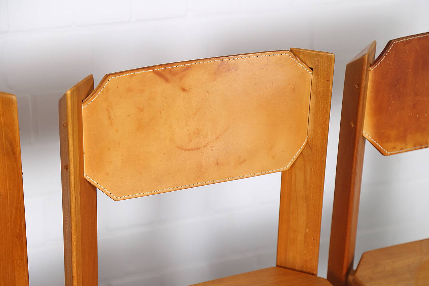Set of 4 dining chairs in elm wood and cognac leather.