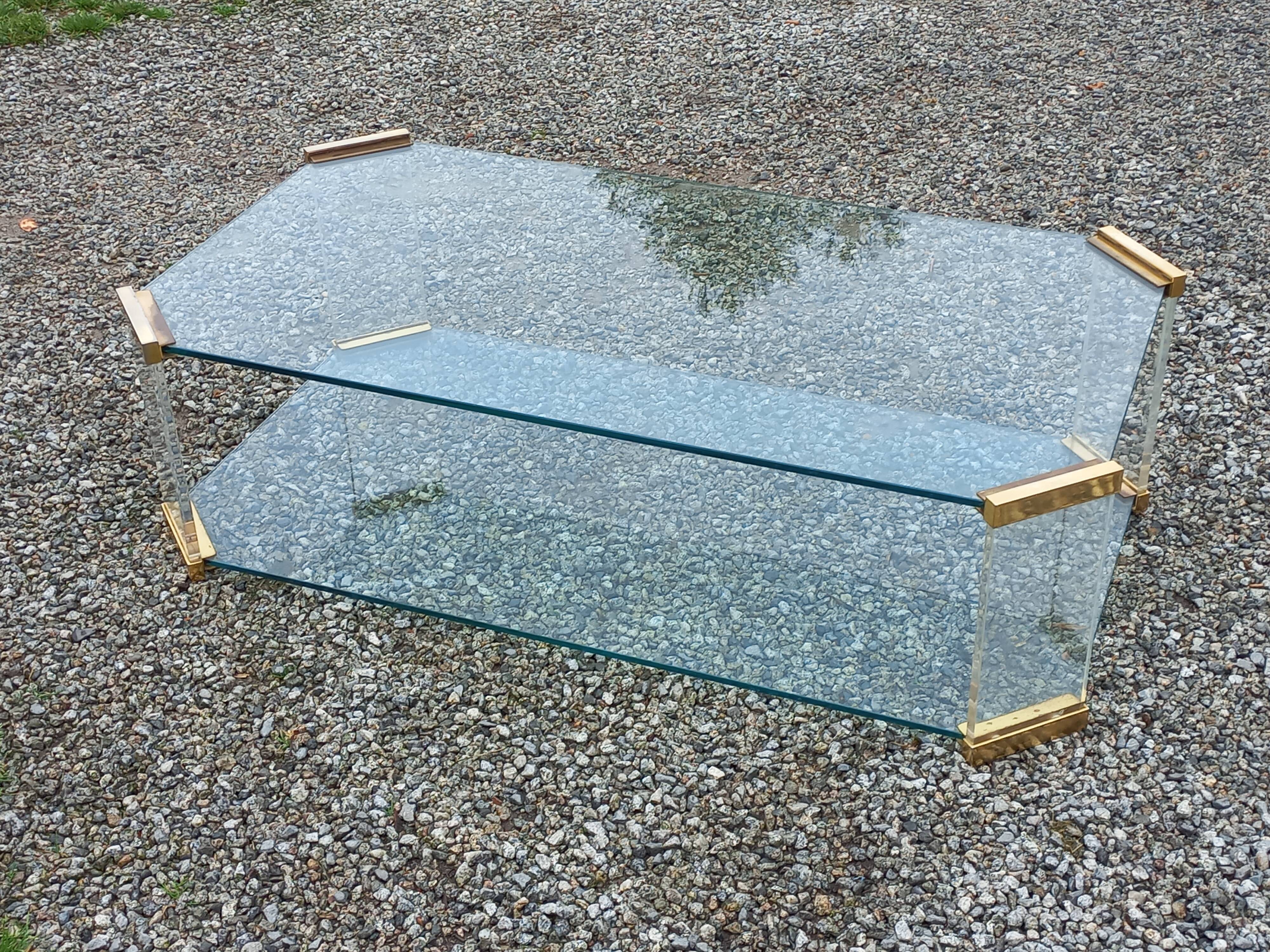 Table basse design des années 70 en verre plexi métal doré
