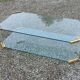Table basse design des années 70 en verre plexi métal doré