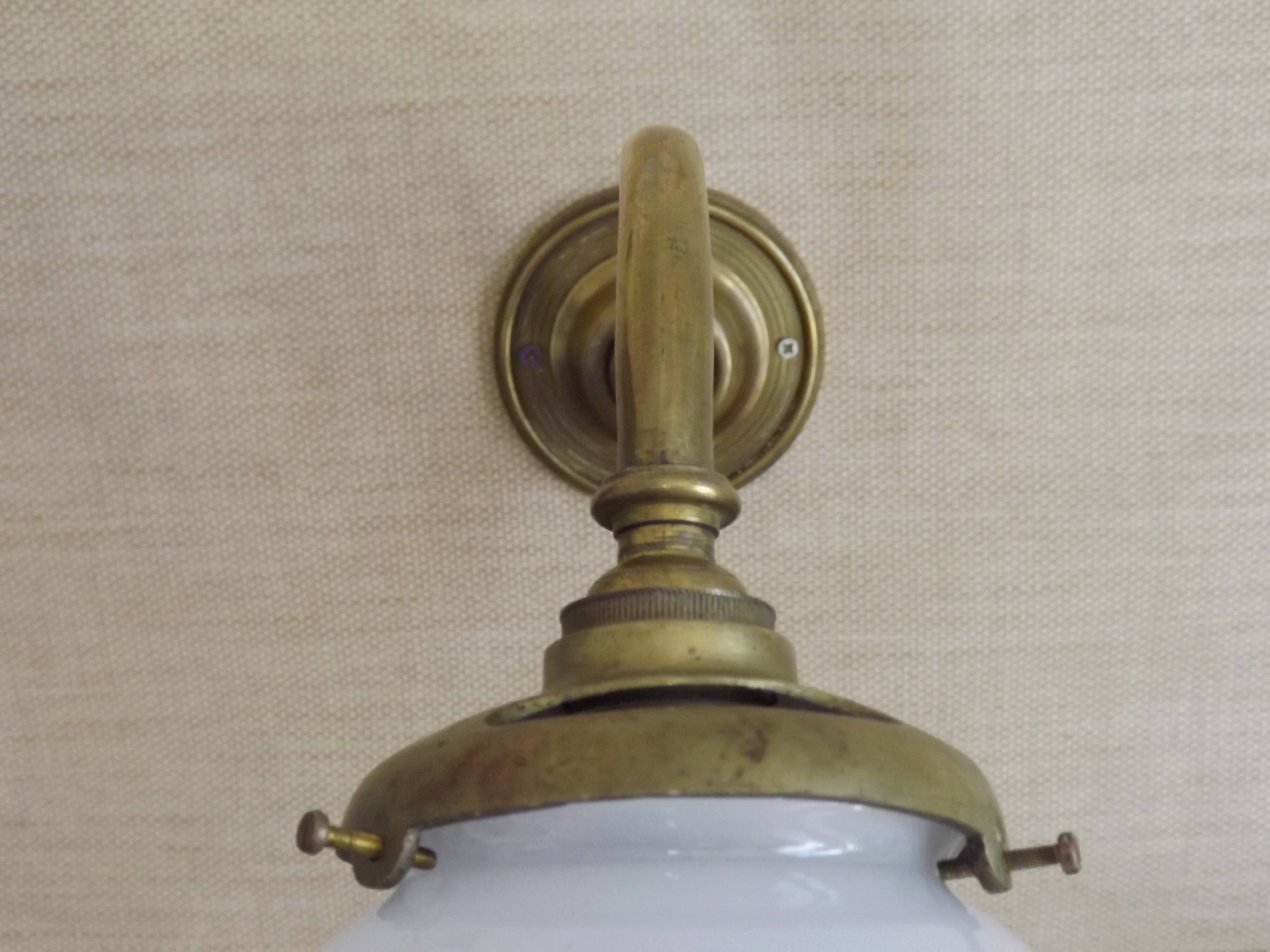 Applique en laiton vintage français bras col de cygne abat-jour en verre opaque