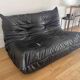 canape togo 2 place en cuir noir a restaurer