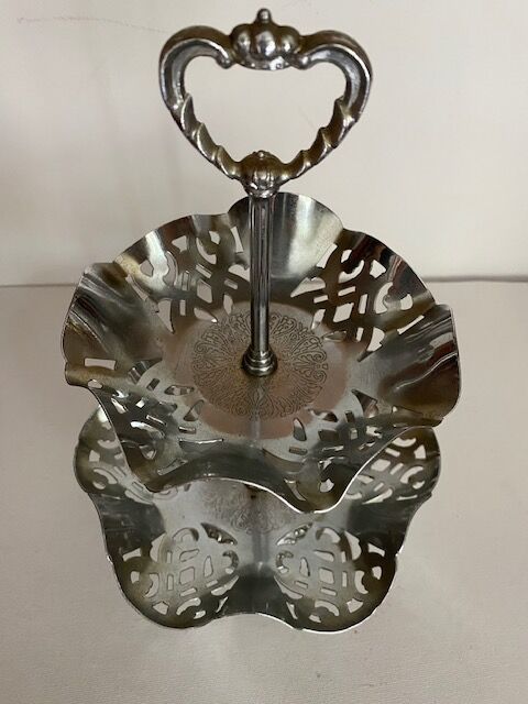 vintage metal cake-mignardise display