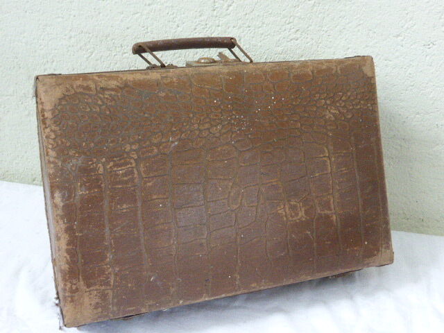 Suitcase for child in brown cardboard