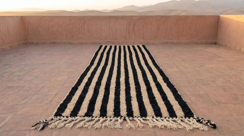 Handmade traditional Beni Ouarain carpet, white and black, 75/300.