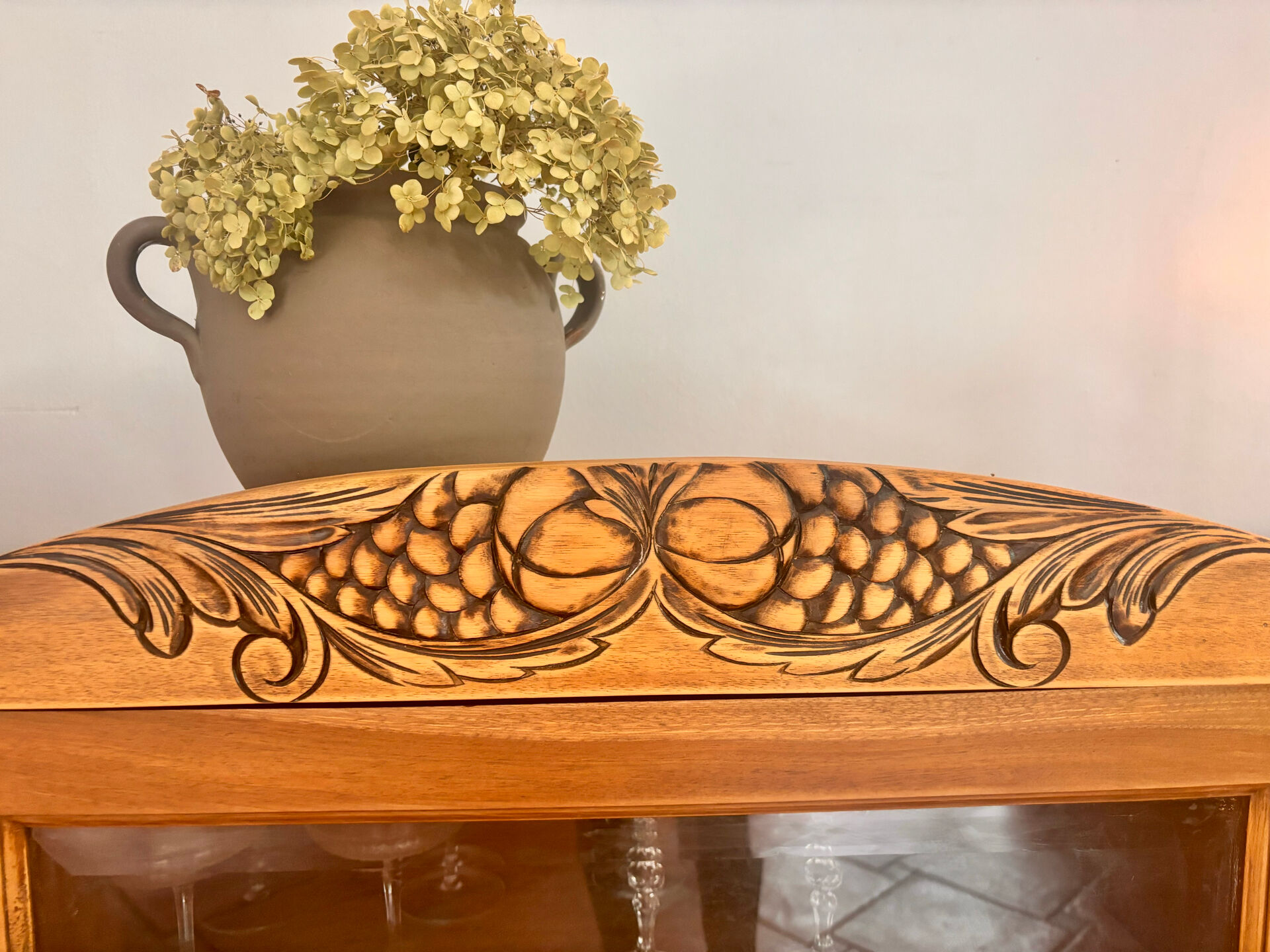 Buffet Art Nouveau restauré avec vitrine