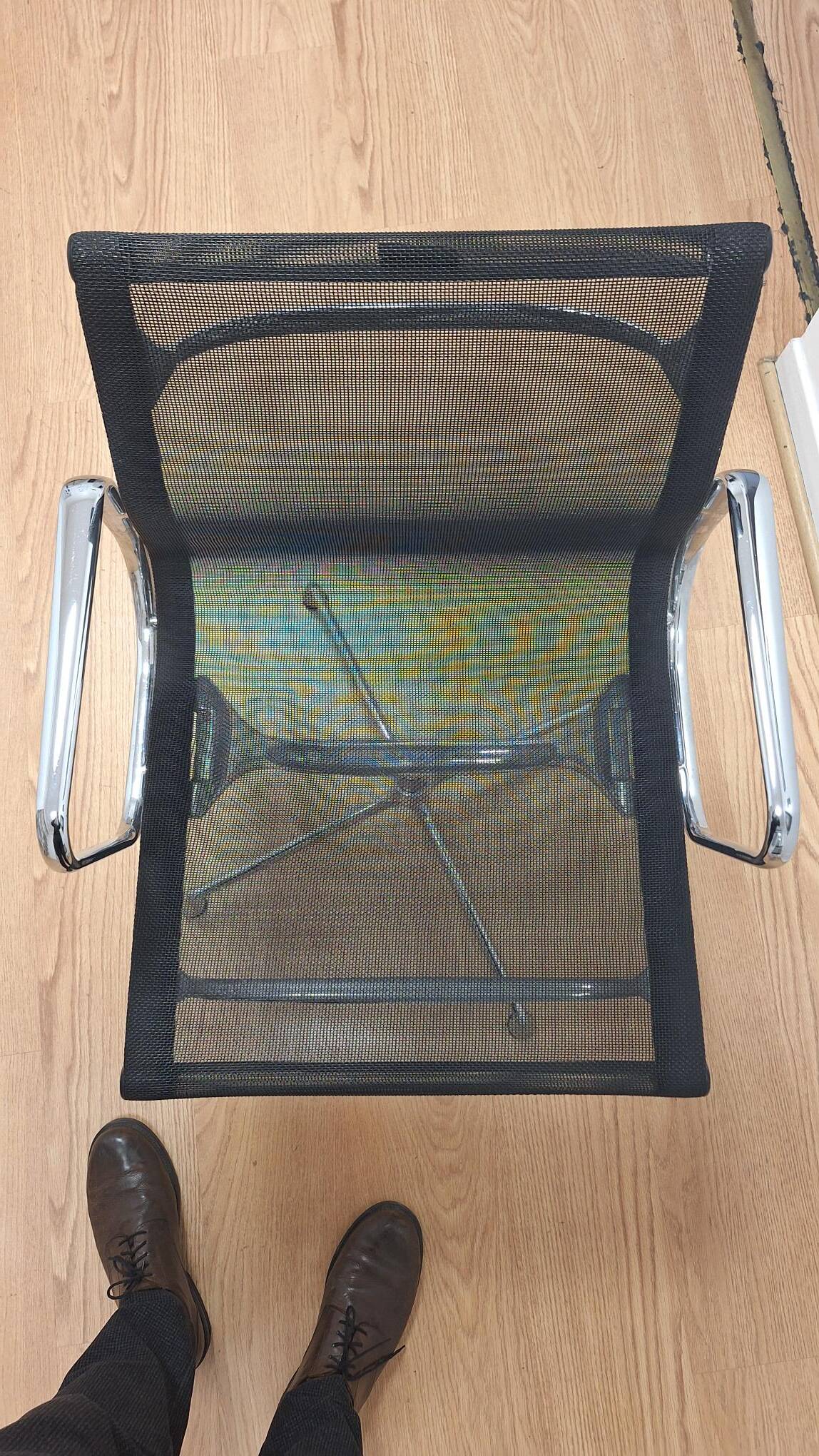 Vitra Aluminium Group EA 108 armchair, iconic design by Charles & Ray Eames.