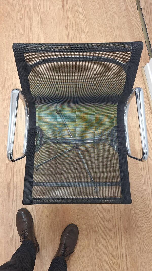 fauteuil Vitra Aluminium Group EA 108, design iconique de Charles & Ray Ea