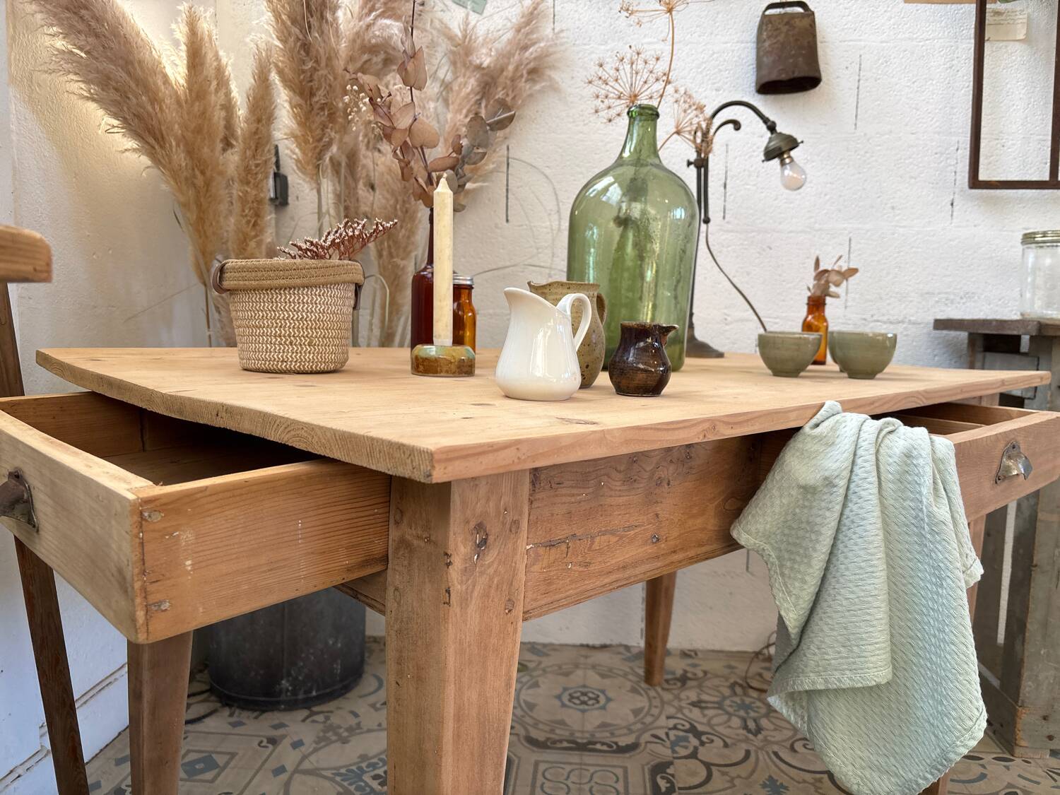 Farm table with 2 drawers