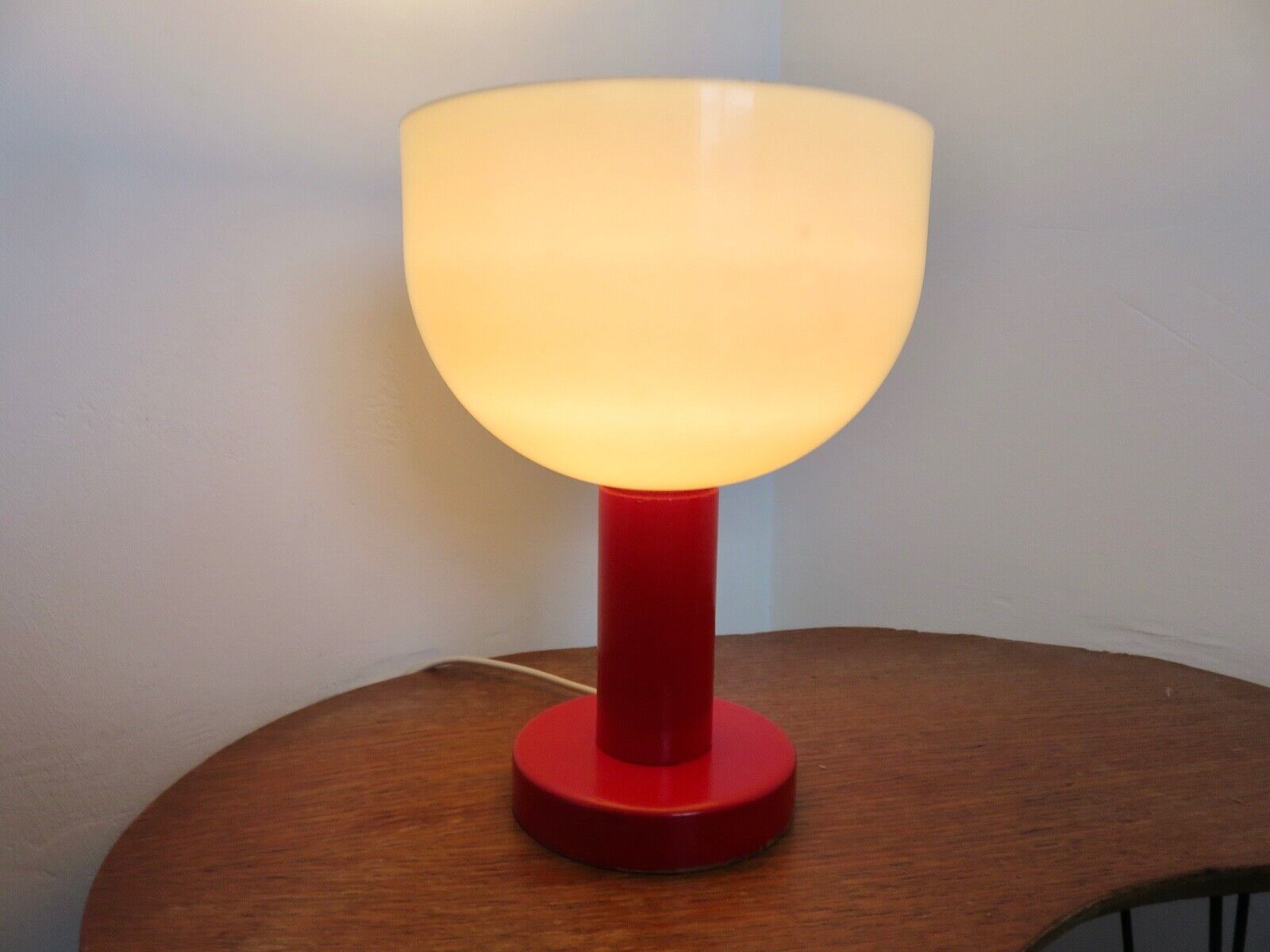 Red lacquered wood lamp and light diffuser in perspex 1980