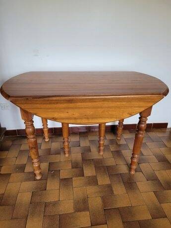 Folding wooden round table