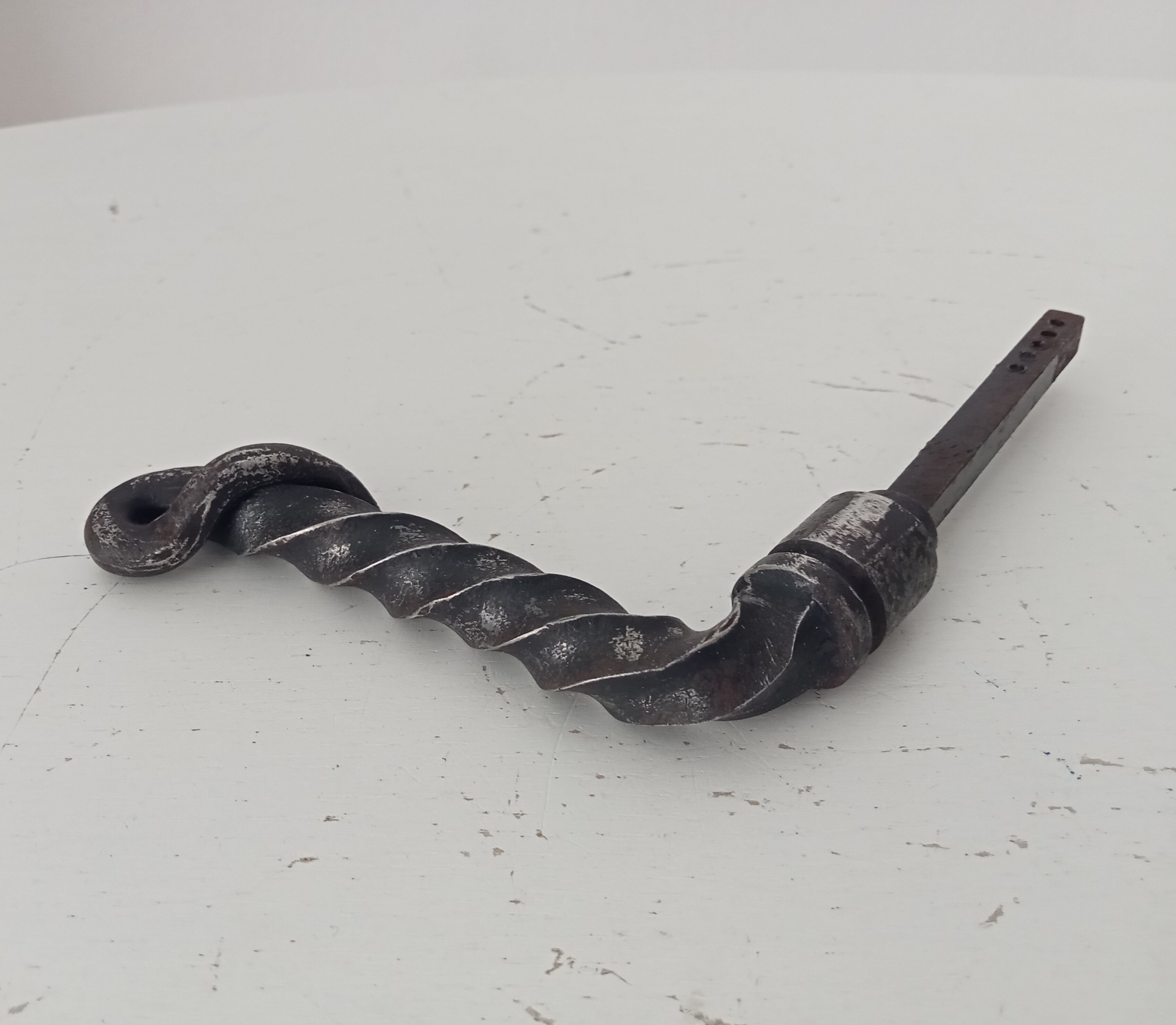 Ancienne poignée de porte en fer forgé massif