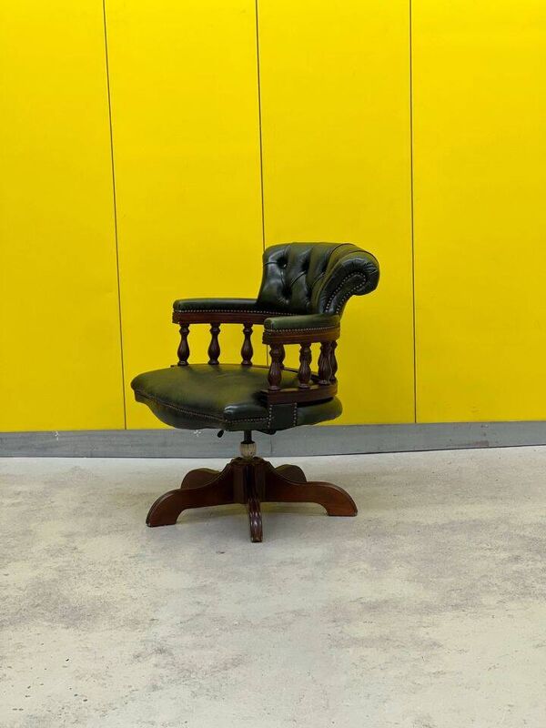 Fauteuil capitaine tournant Chesterfield avec revêtement en cuir vert