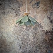 Suspension fleur, modèle Iris, 16 pétales en rotin et lin vert céladon