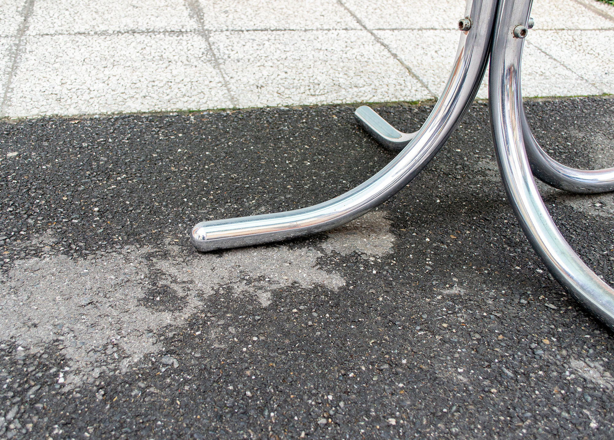 Round table in chromed metal and glass Italia Anni '60