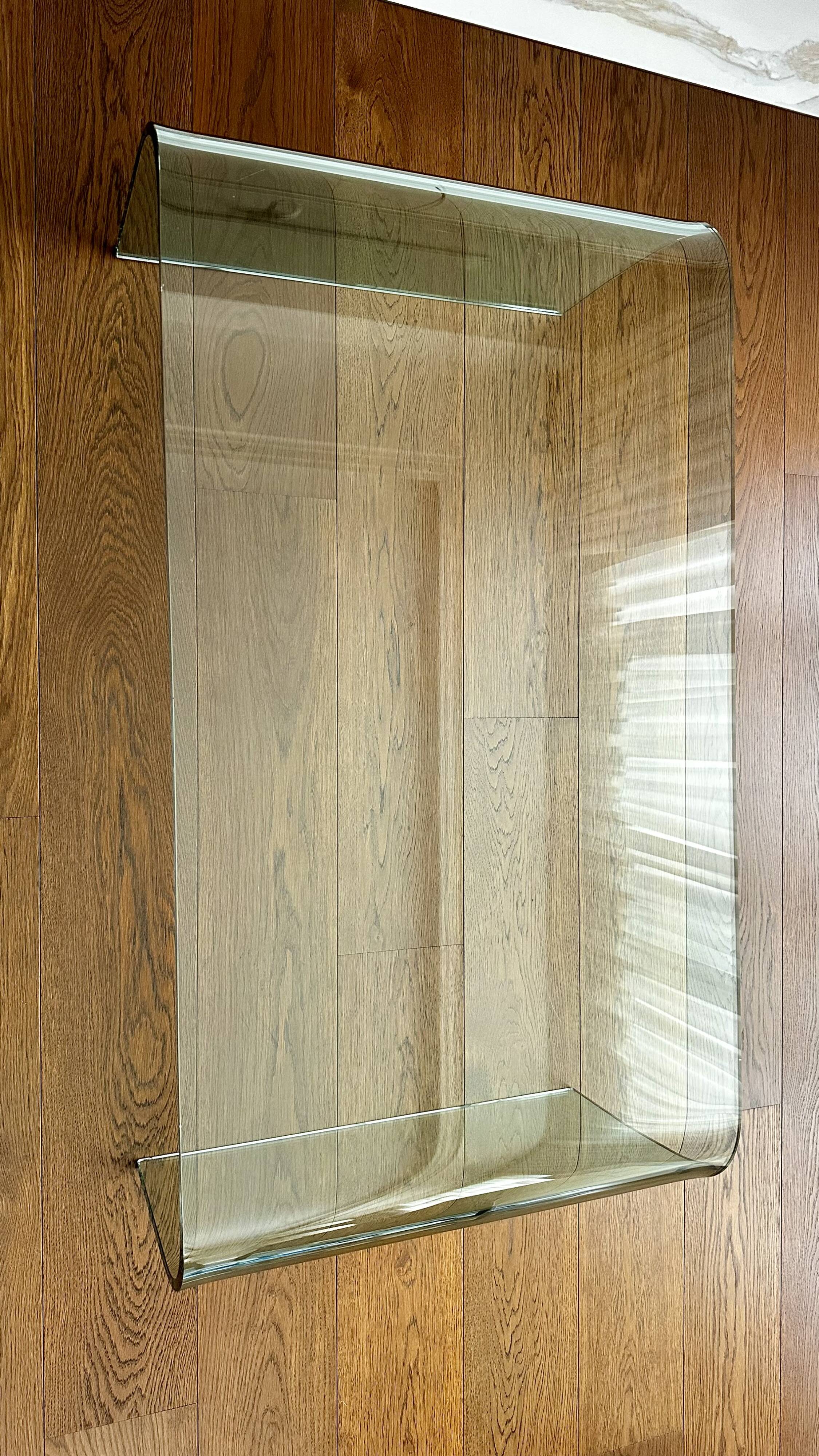 Table basse sculpturale en verre courbé 12 mm – design minimaliste