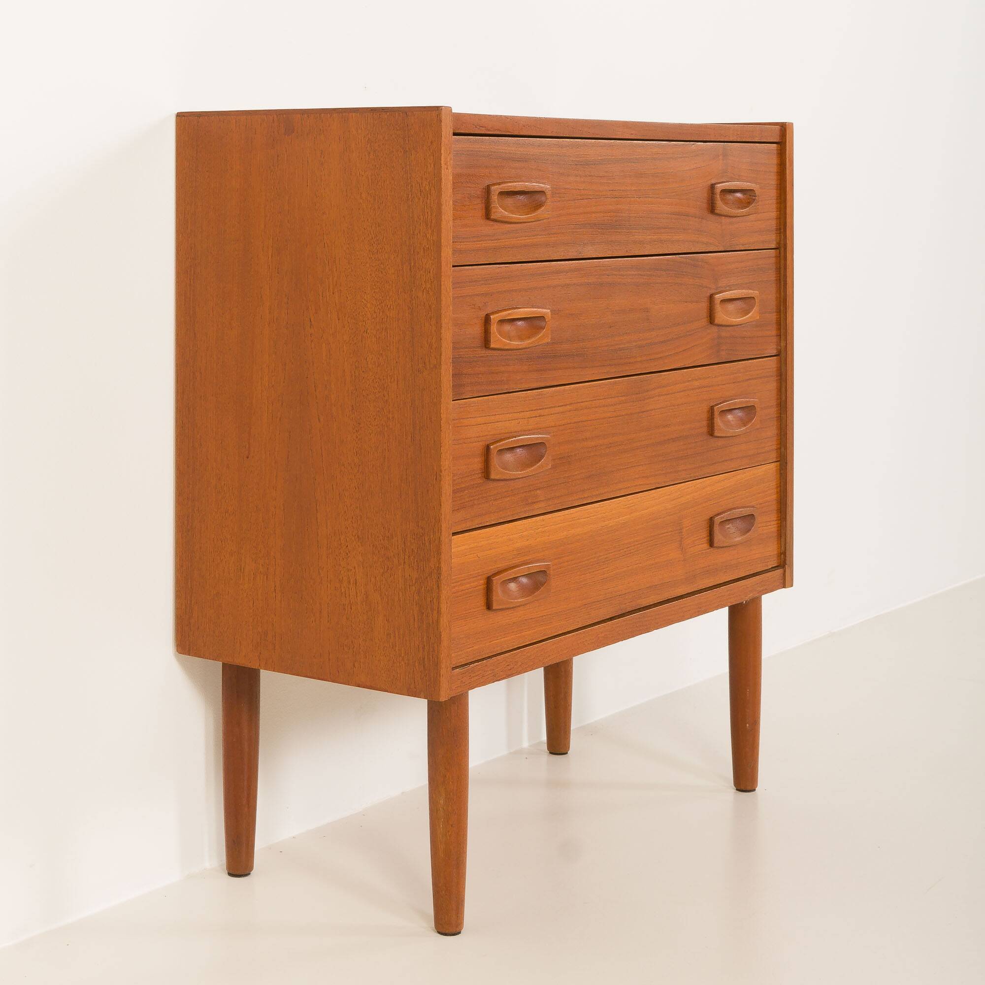 Petite commode en teck à 4 tiroirs, Danemark, années 1960