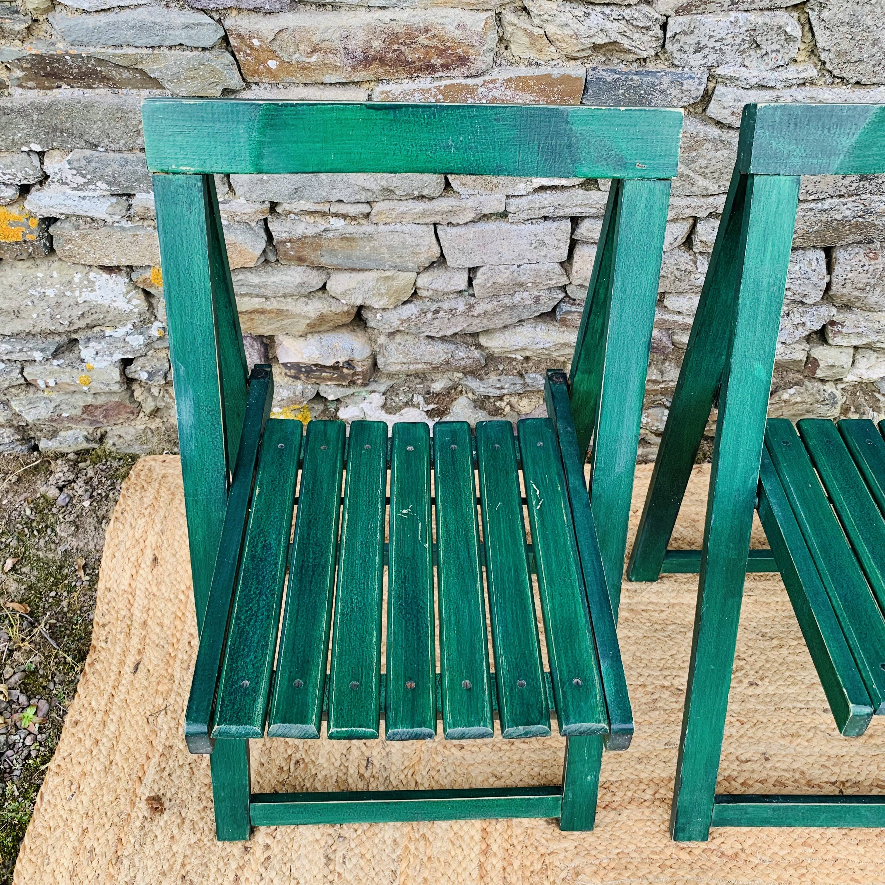 Set of 4 green folding chairs