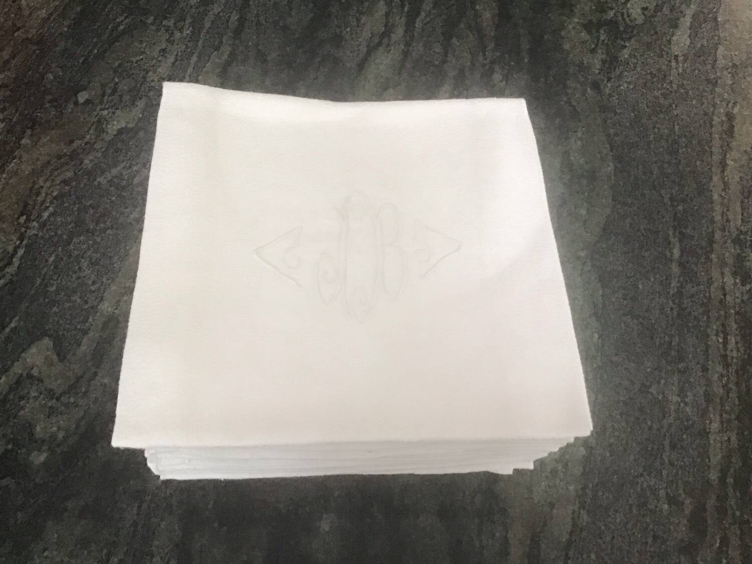 12 Serviettes en damassé blanc au monogramme JB