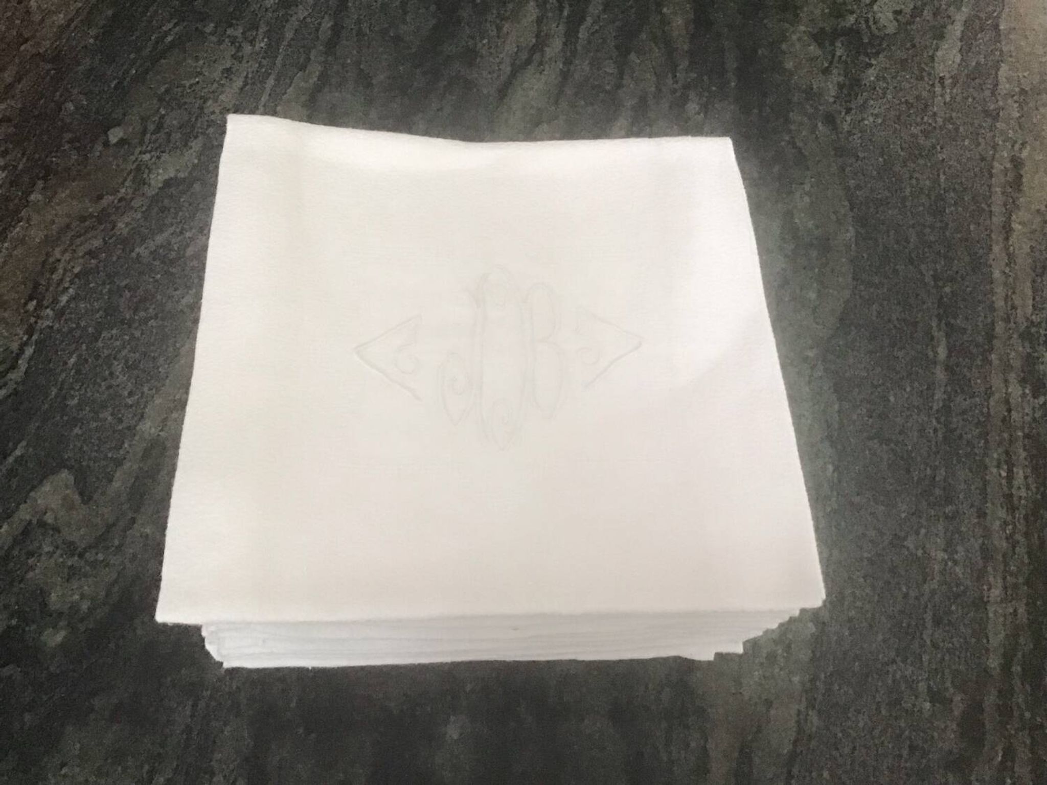 12 Serviettes en damassé blanc au monogramme JB