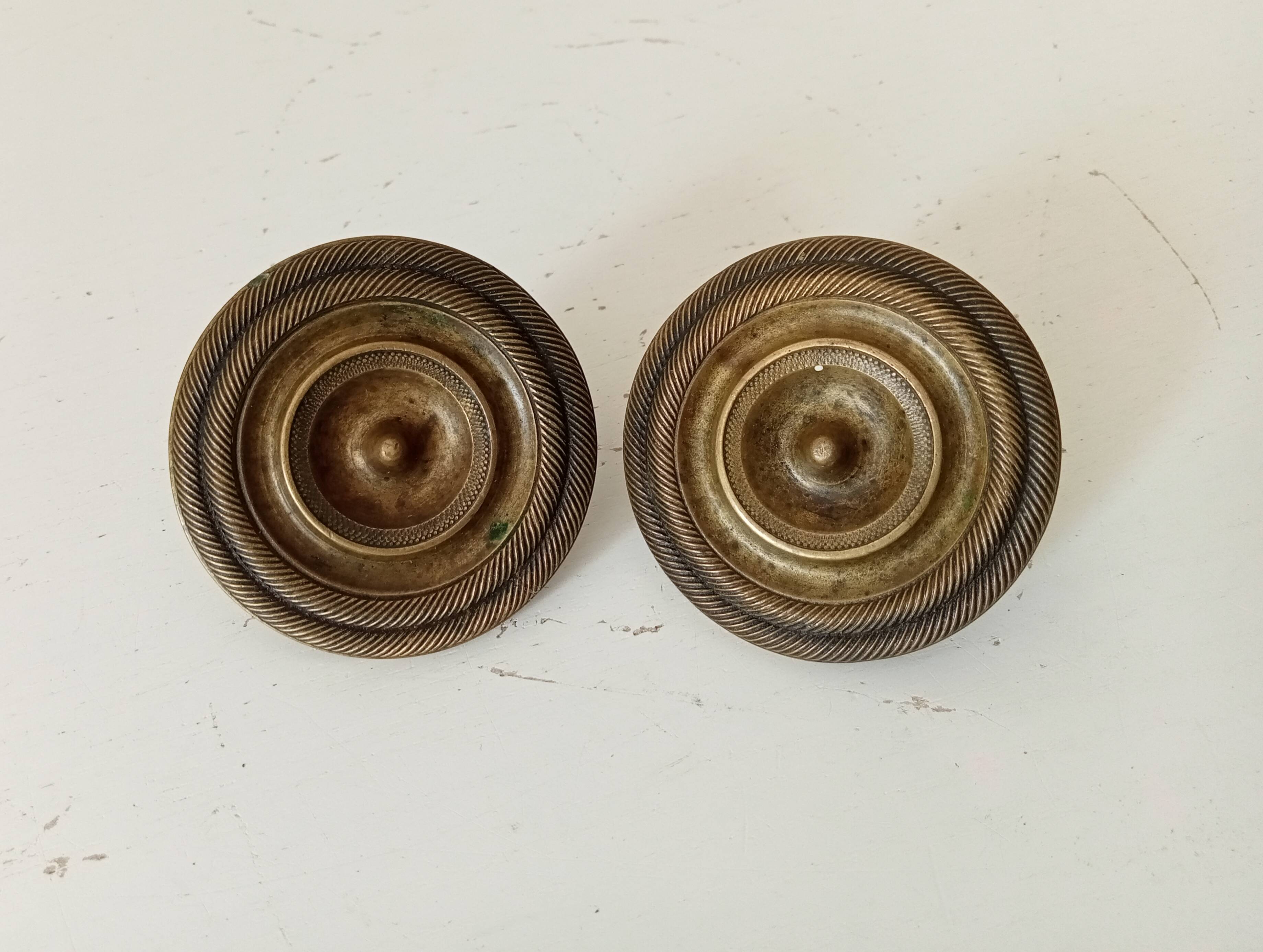 Empire-style furniture handle from the 19th century in solid bronze.