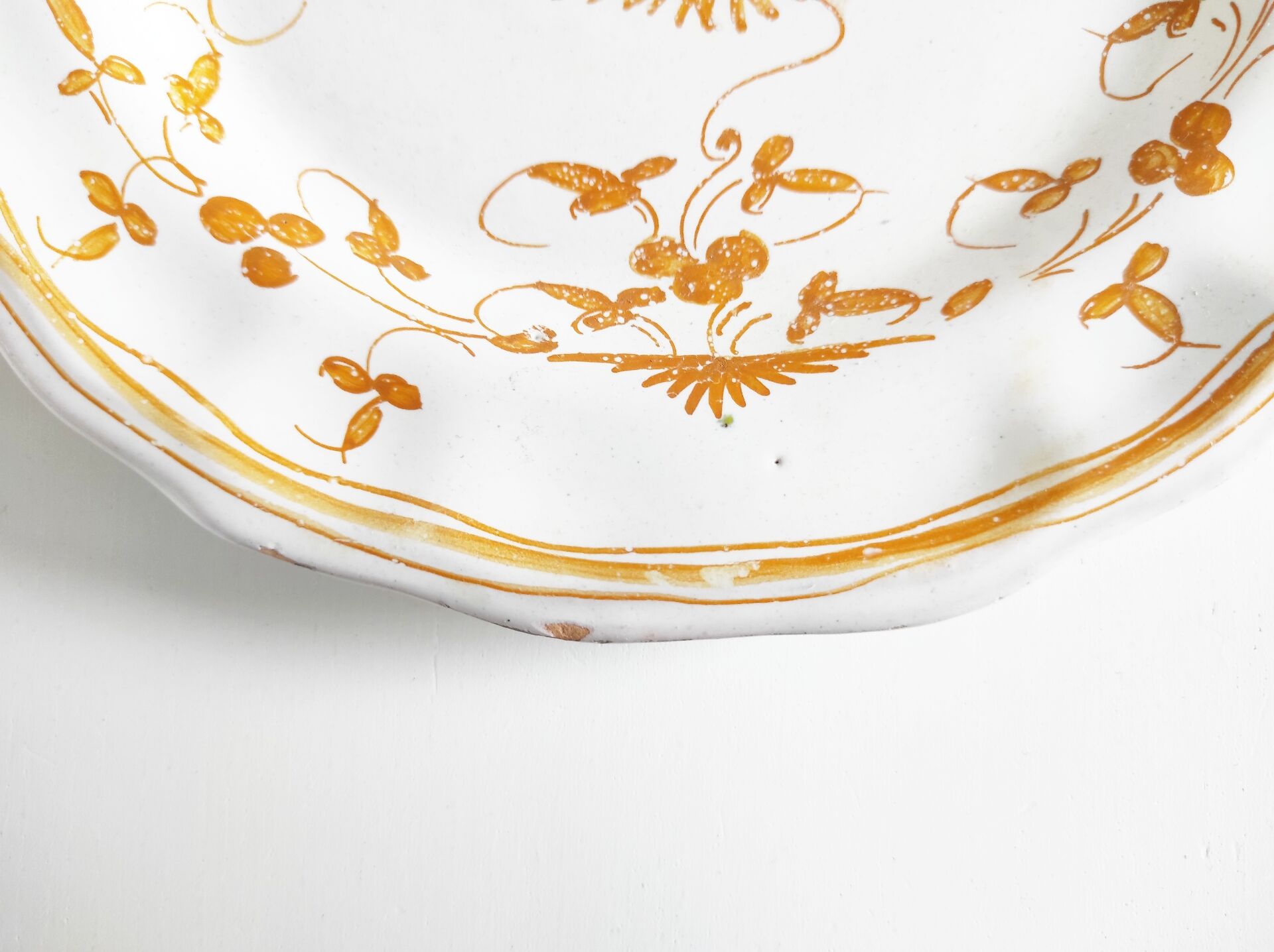 Assiette faïence de Moustiers oiseau orange