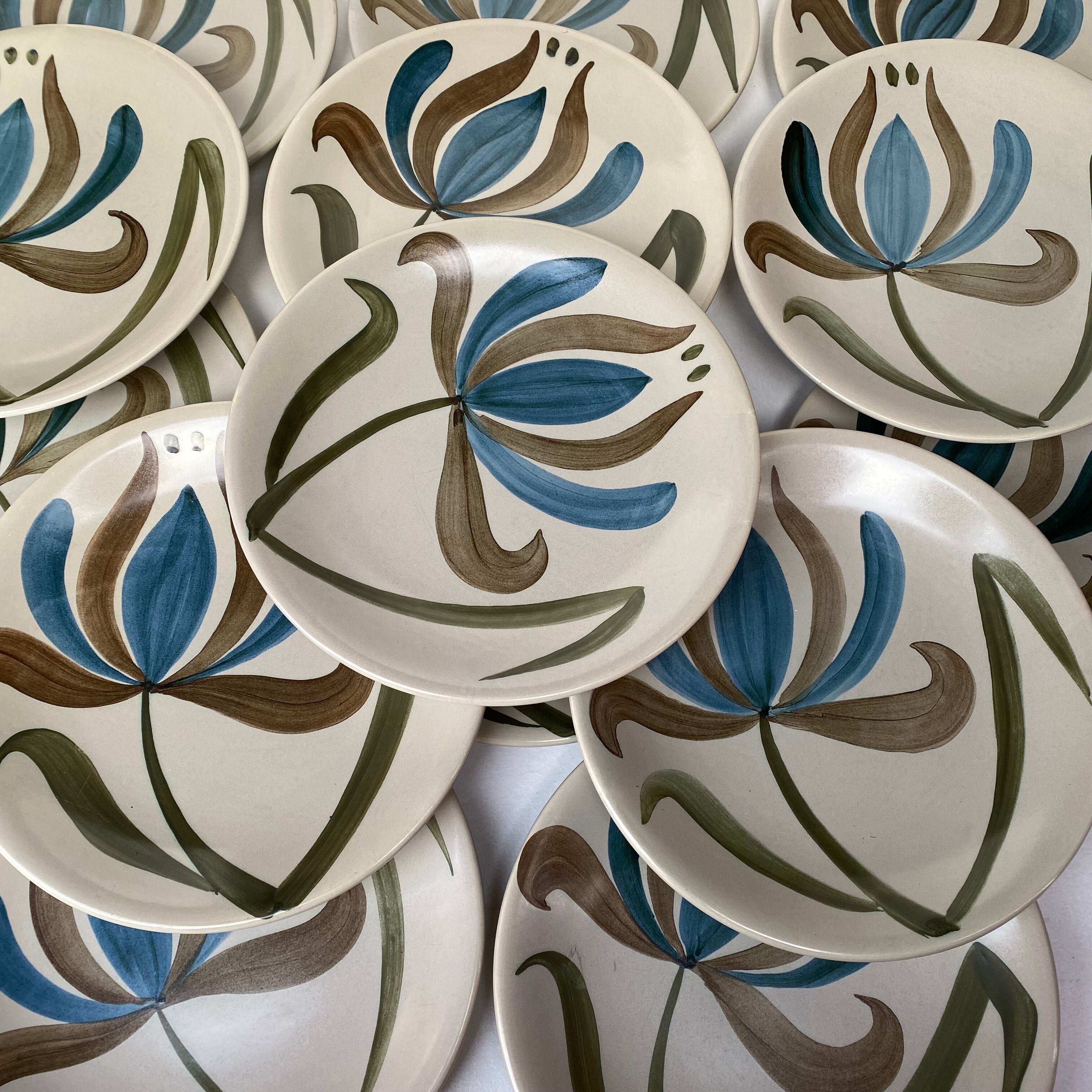 Vintage flat plates in Longchamp sandstone