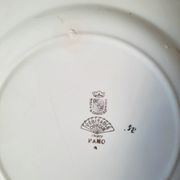 Assiettes plates anciennes dépareillées en faïence avec doré