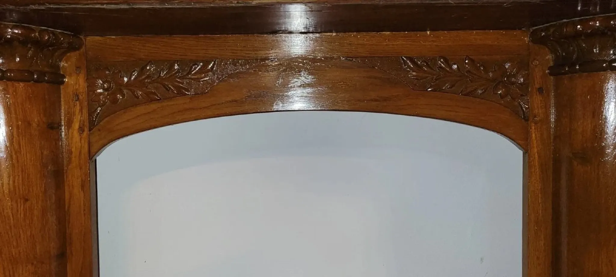 Important architectural fireplace made of solid wood, dating from the 19th century.
