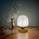 Lampe à poser globe vintage en opaline blanche