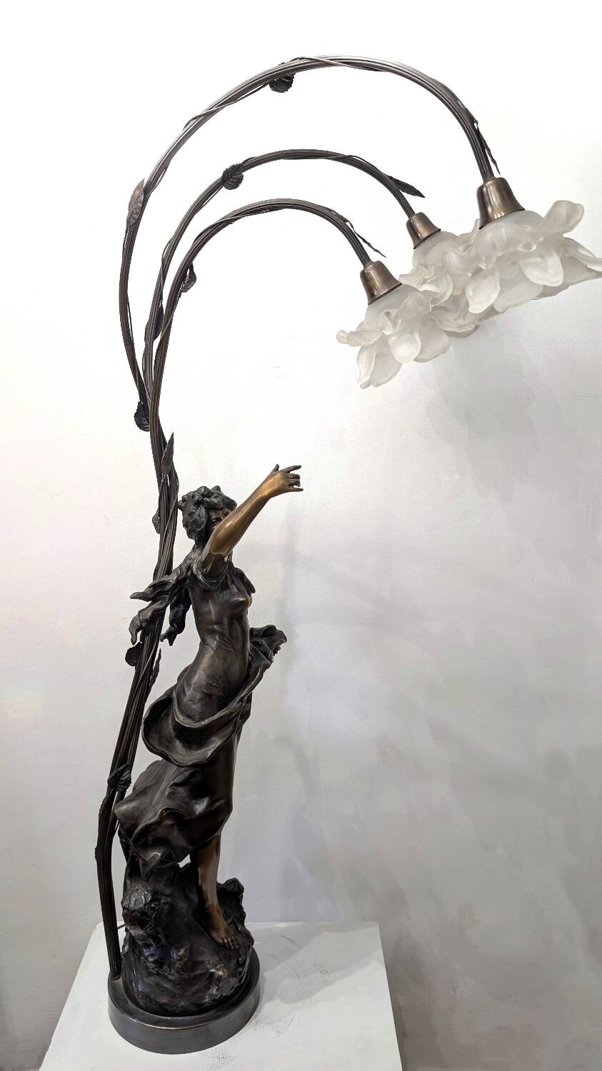 Bronze lamp signed Auguste Moreau – Woman with a shell