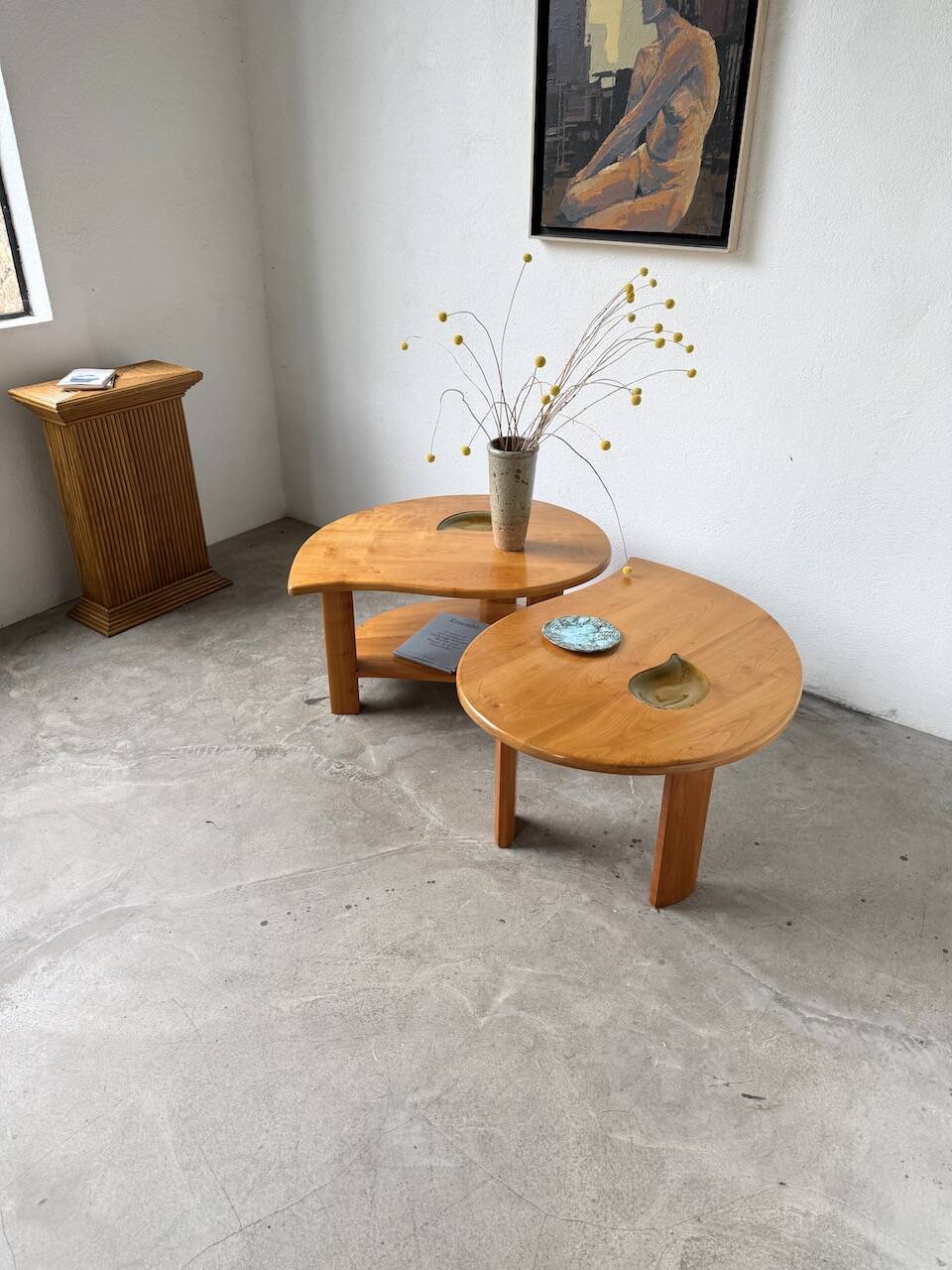 Tables basses en orme formant une goutte