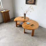 Tables basses en orme formant une goutte