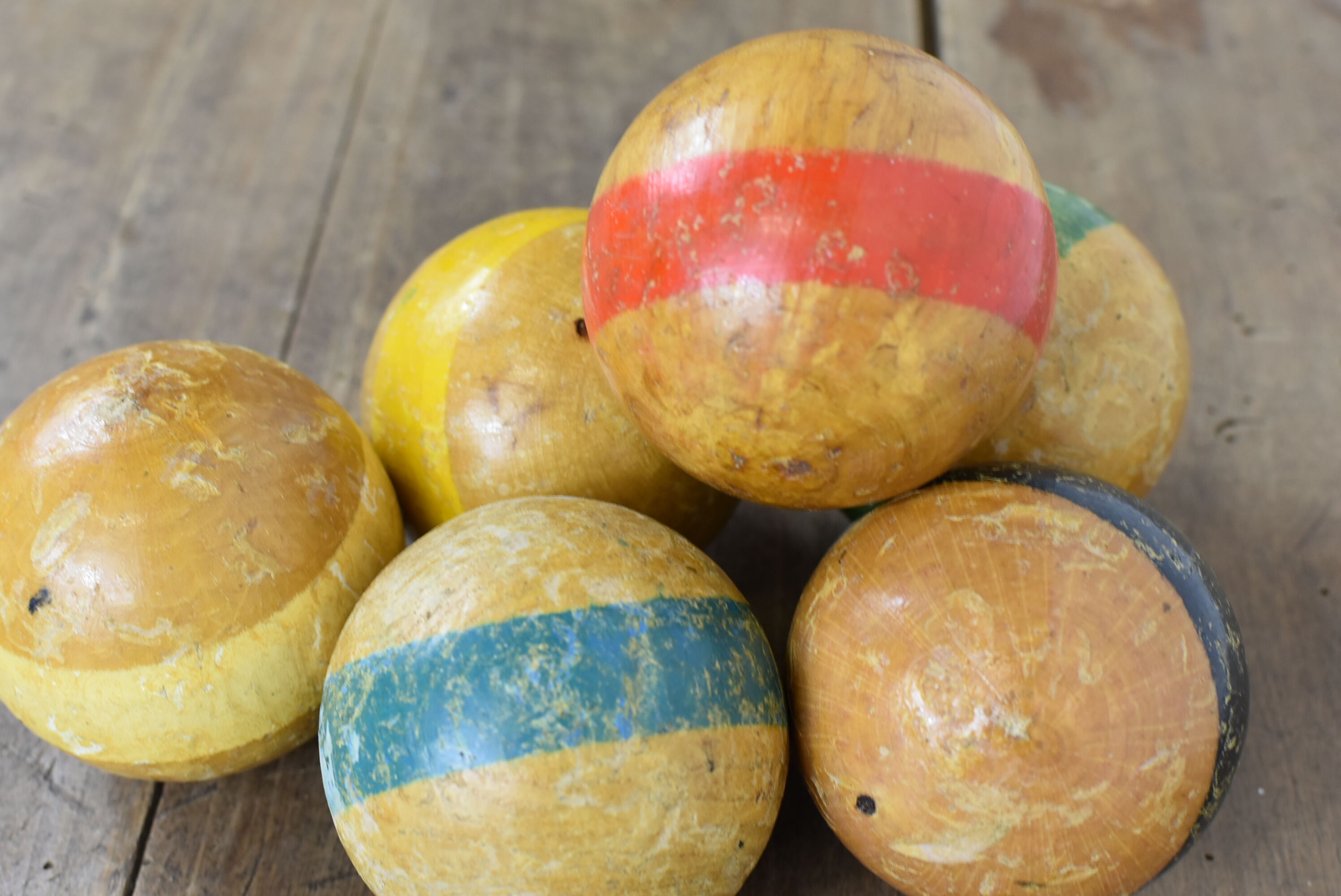 Set of 6 wooden balls.