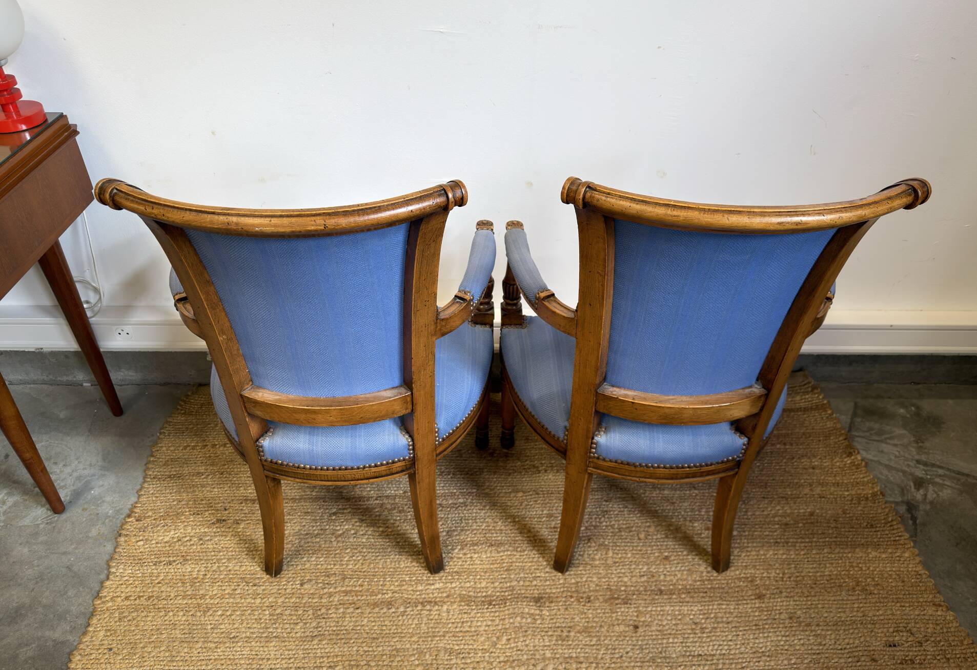 Paire de fauteuils de style Louis XVI en bois sculpté