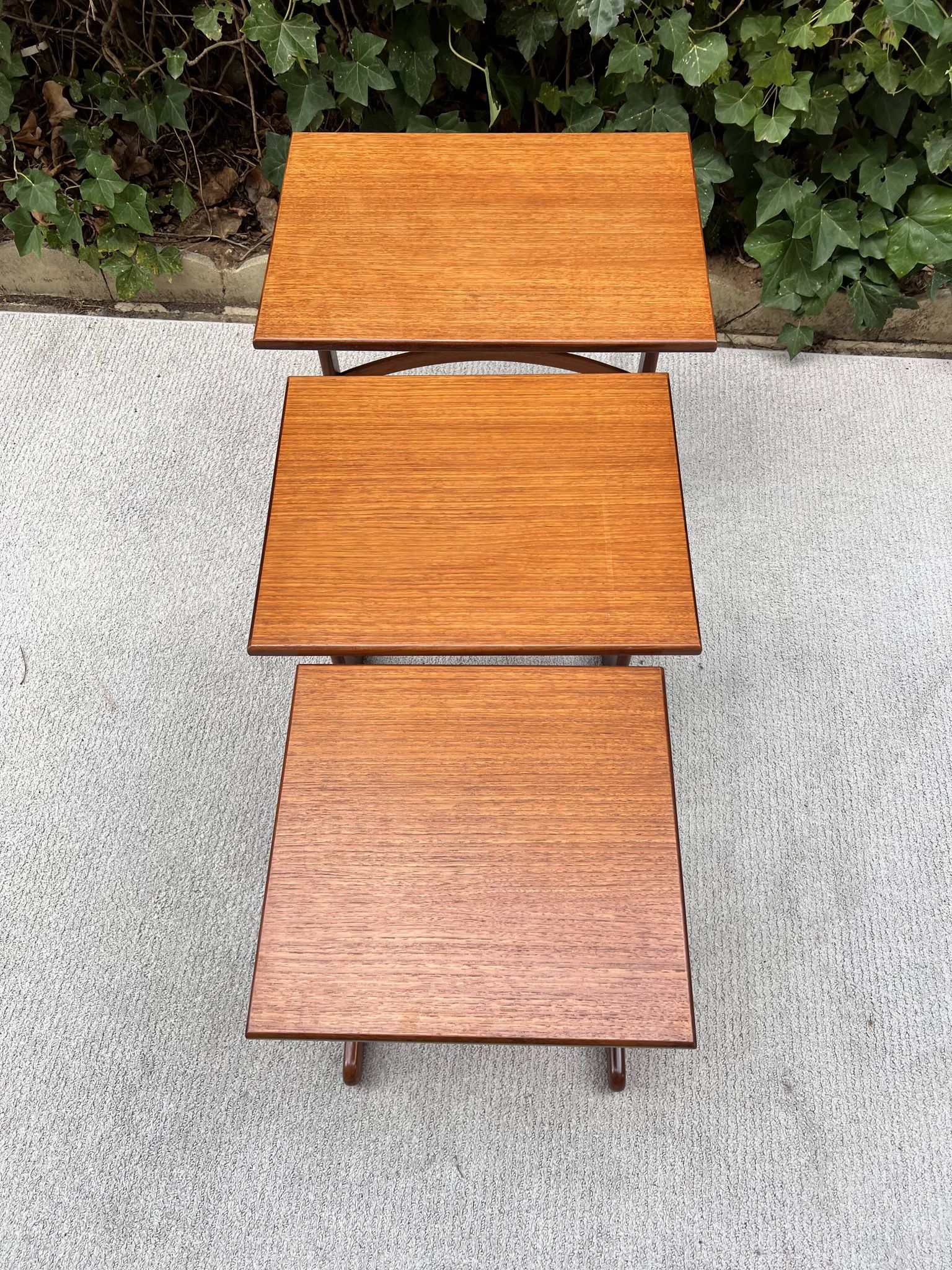 Tables gigognes scandinave vintage en teck par "Victor B Wilkins"