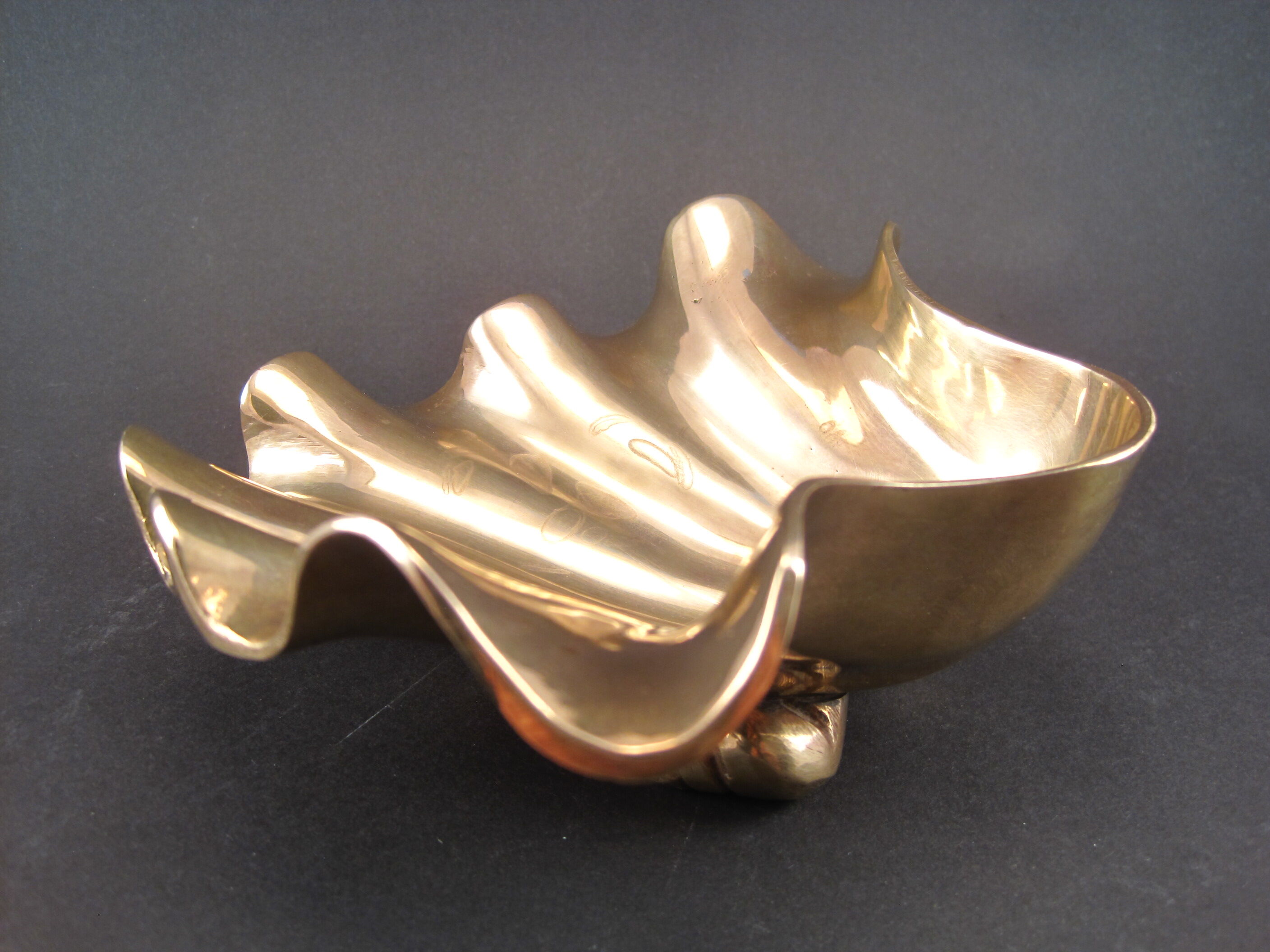 Empty pocket vintage ring cup in solid brass shell tripod 1970