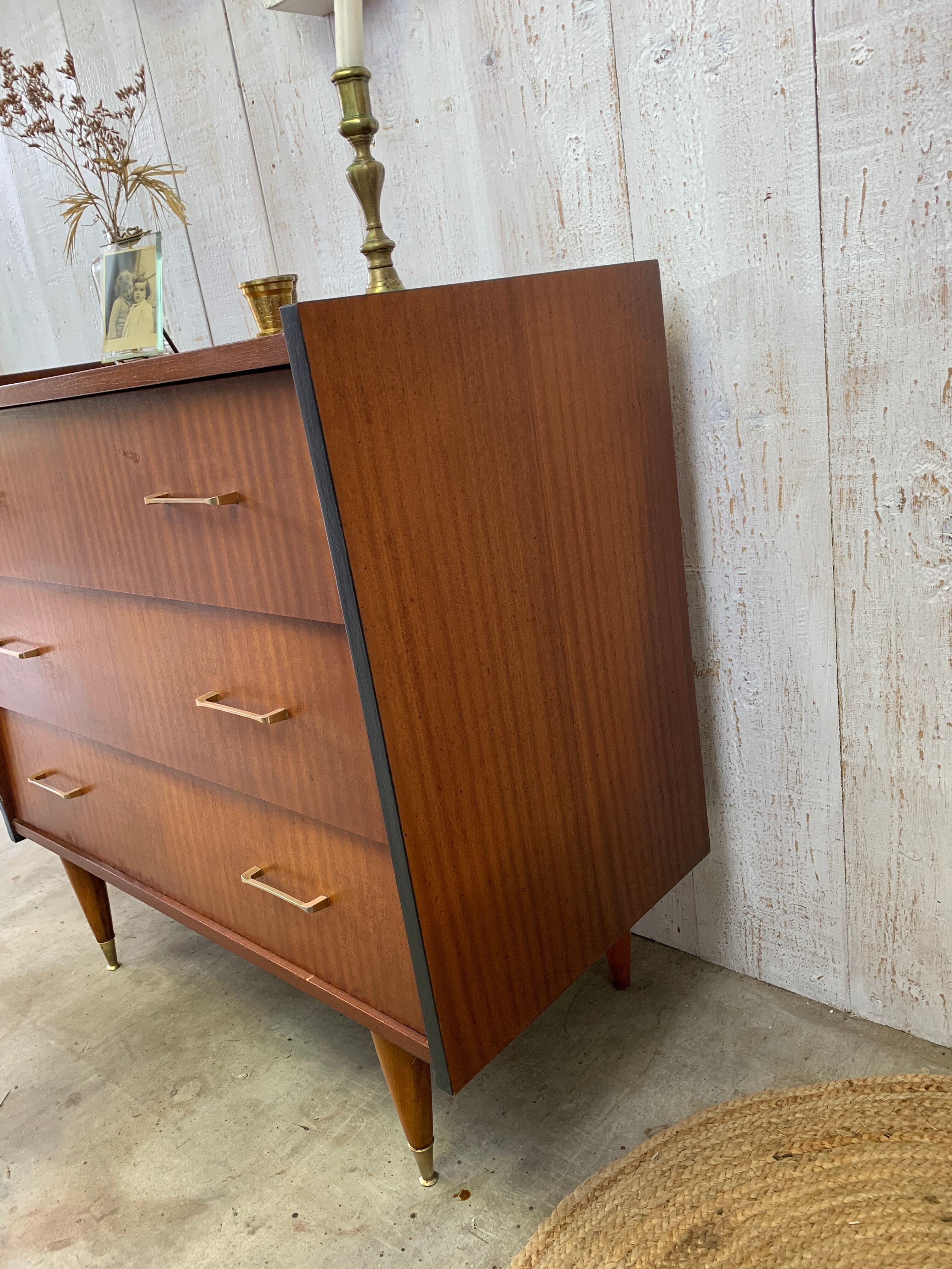 Finned chest of drawers