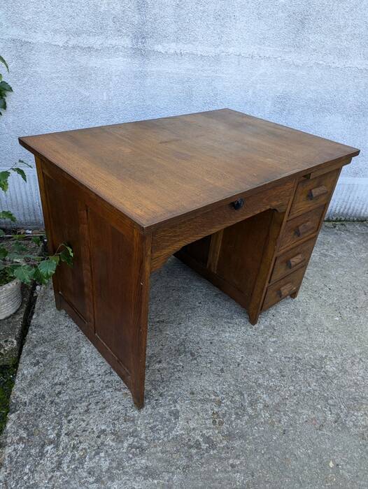 Administrative adult desk