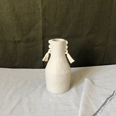White pompom totem vase - Cassandre Bouilly