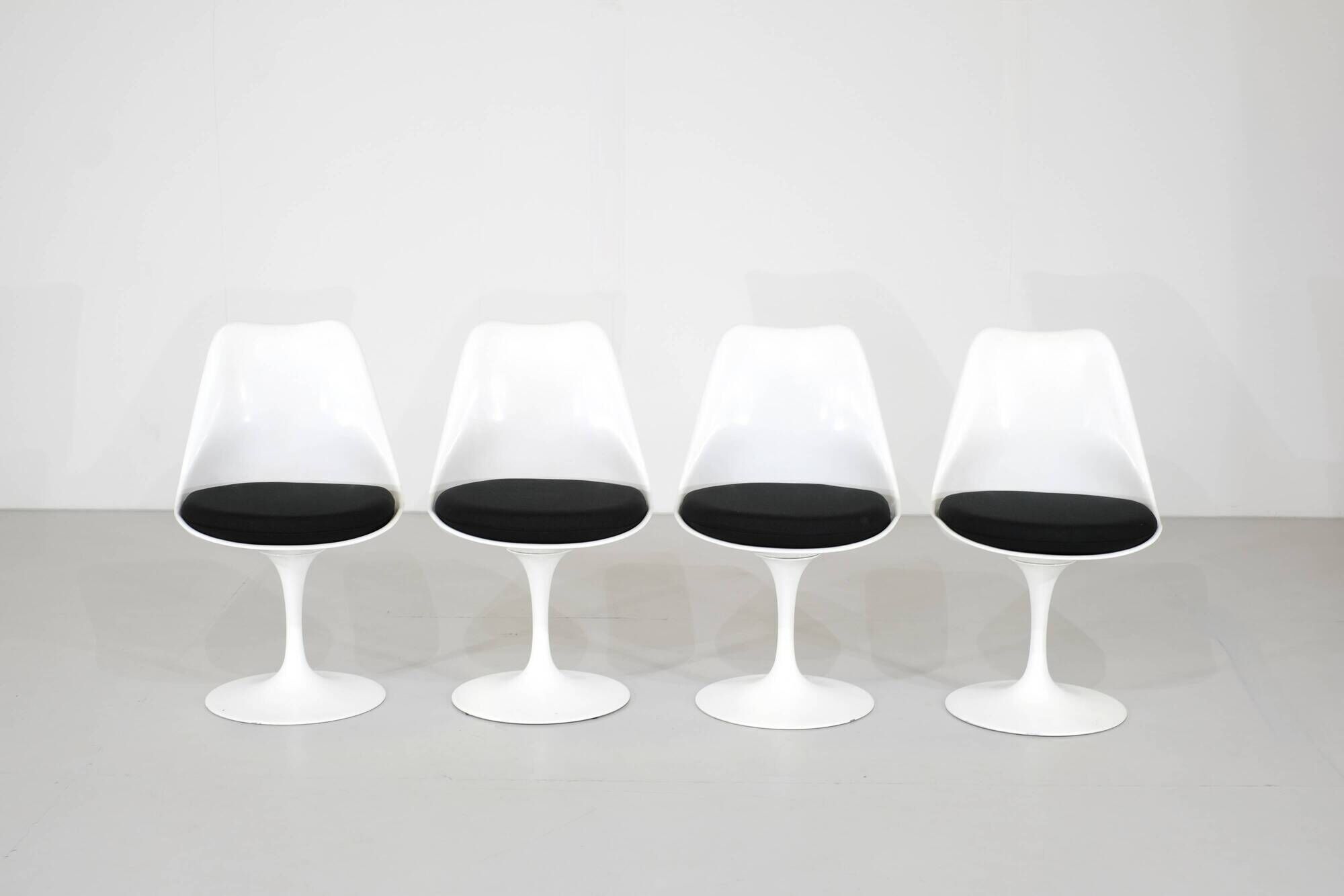 Set of 4 Tulip swivel chairs by Eero Saarinen for Knoll - 1960s
