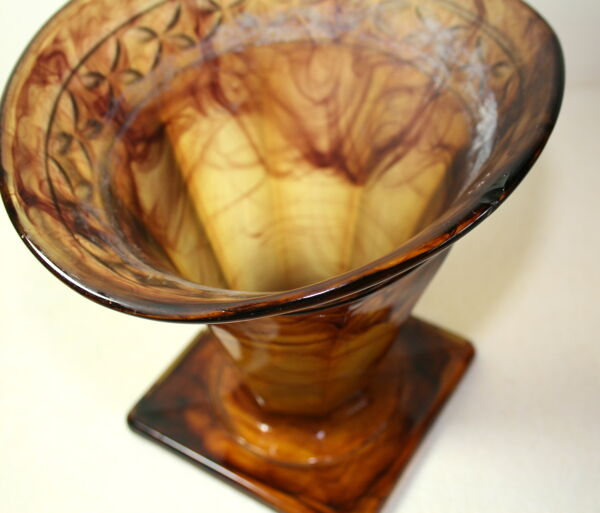 Vase en verre pressé, Art Déco