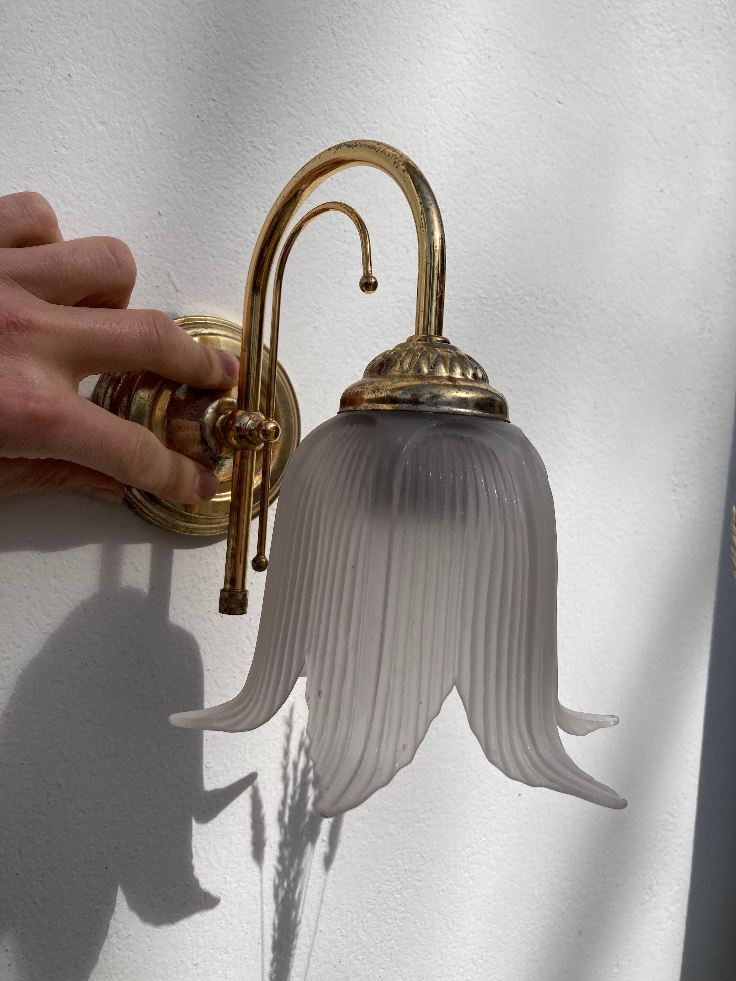 Flower wall lamp in glass and gilded metal