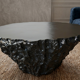 Table basse sculptée brutaliste “Météorite” – pièce unique