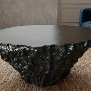 Table basse sculptée brutaliste “Météorite” – pièce unique