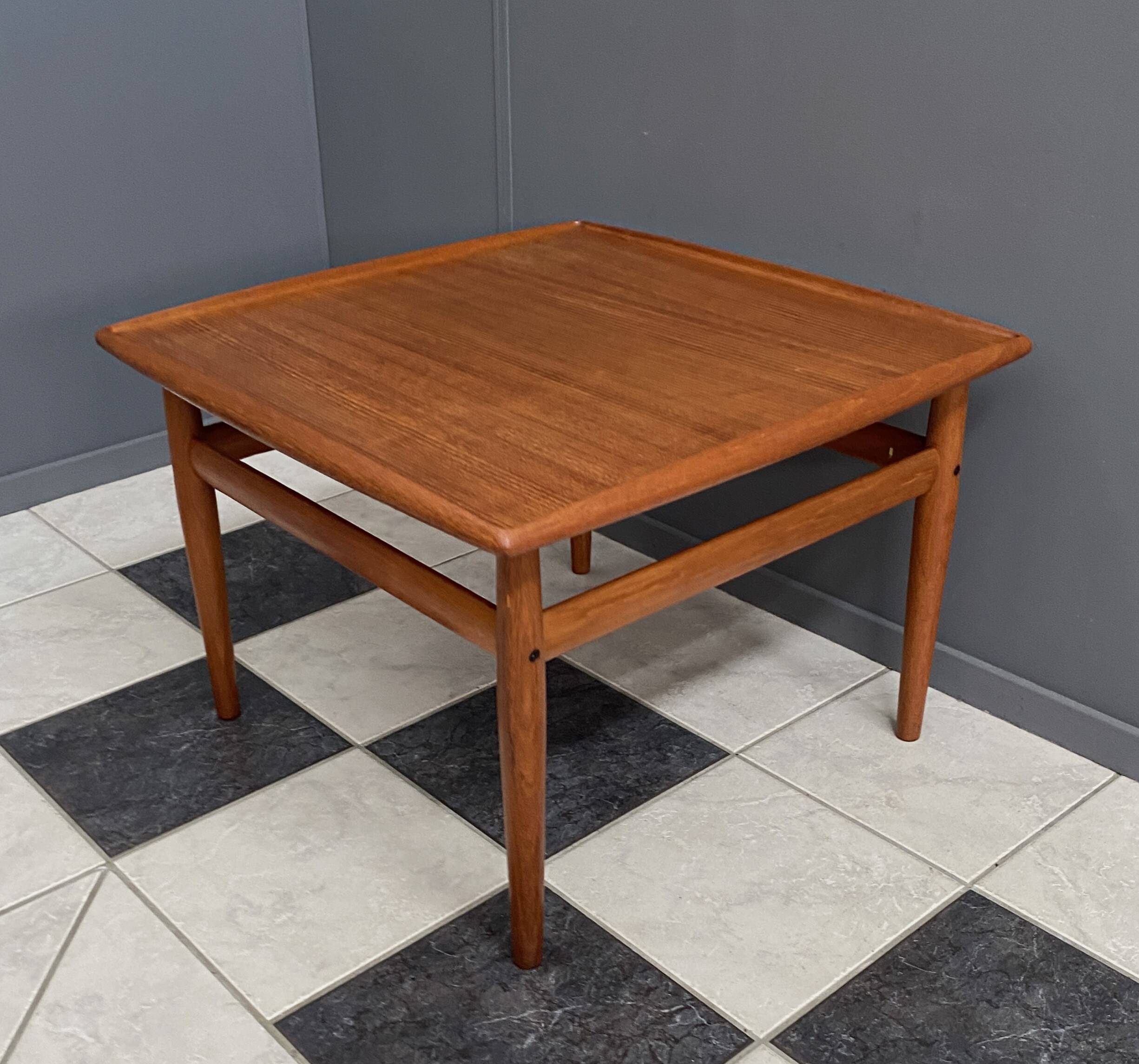 Table basse carrée en teck par Grete Jalk pour Glostrup Danemark années 1960.
